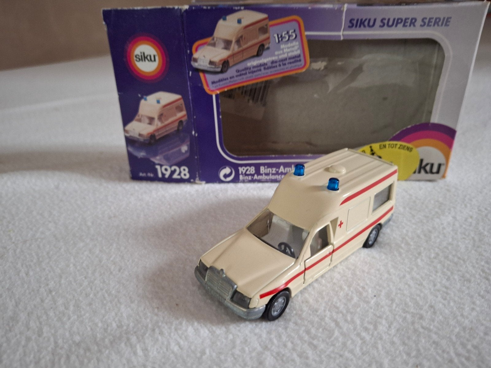 Mercedes BINZ ambulance, Hobby en Vrije tijd, Modelauto's | 1:50, Ophalen of Verzenden, Zo goed als nieuw, Bus of Vrachtwagen