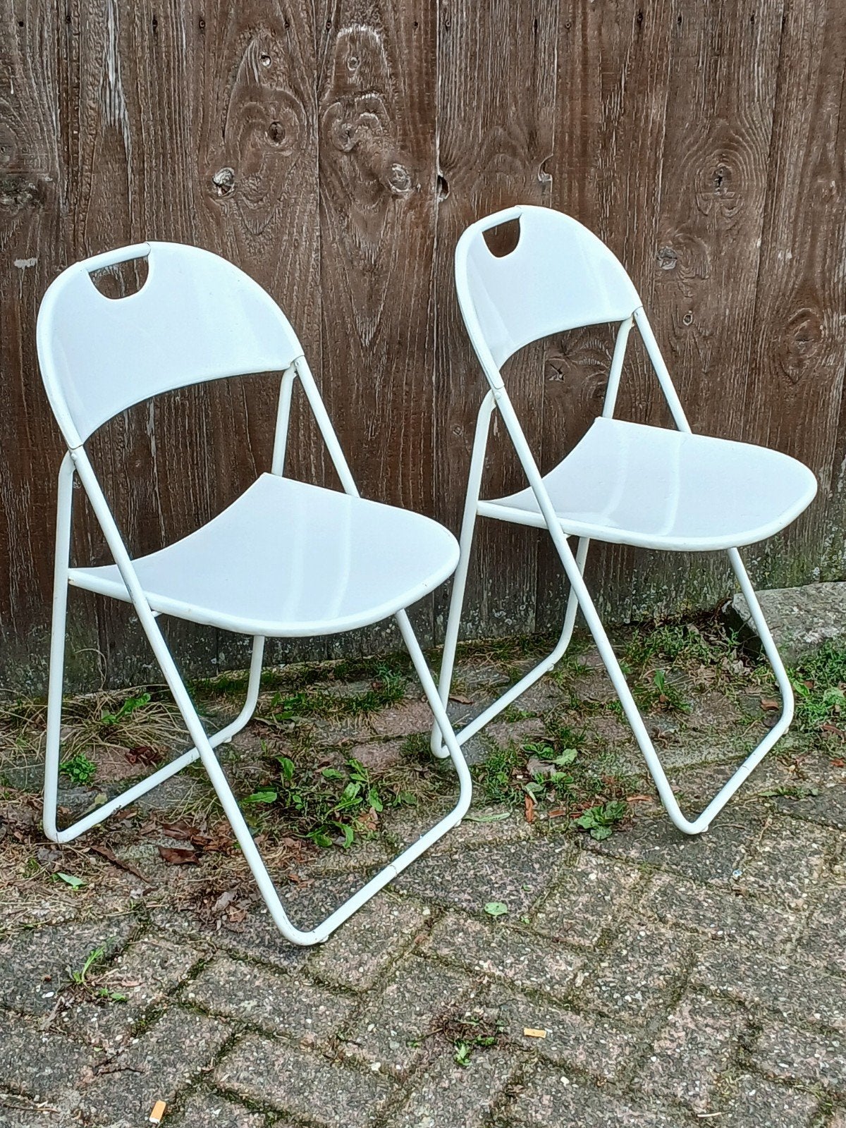 2x Witte metalen vintage klapstoelen., Gebruikt, Twee, Wit, Ophalen of Verzenden