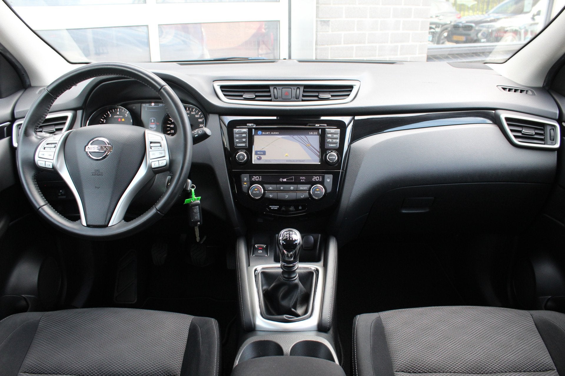 Nissan QASHQAI 1.2 N-Connecta / Navigatie / Camera / PDC, Auto's, Voorwielaandrijving, Stof, Gebruikt, 4 cilinders