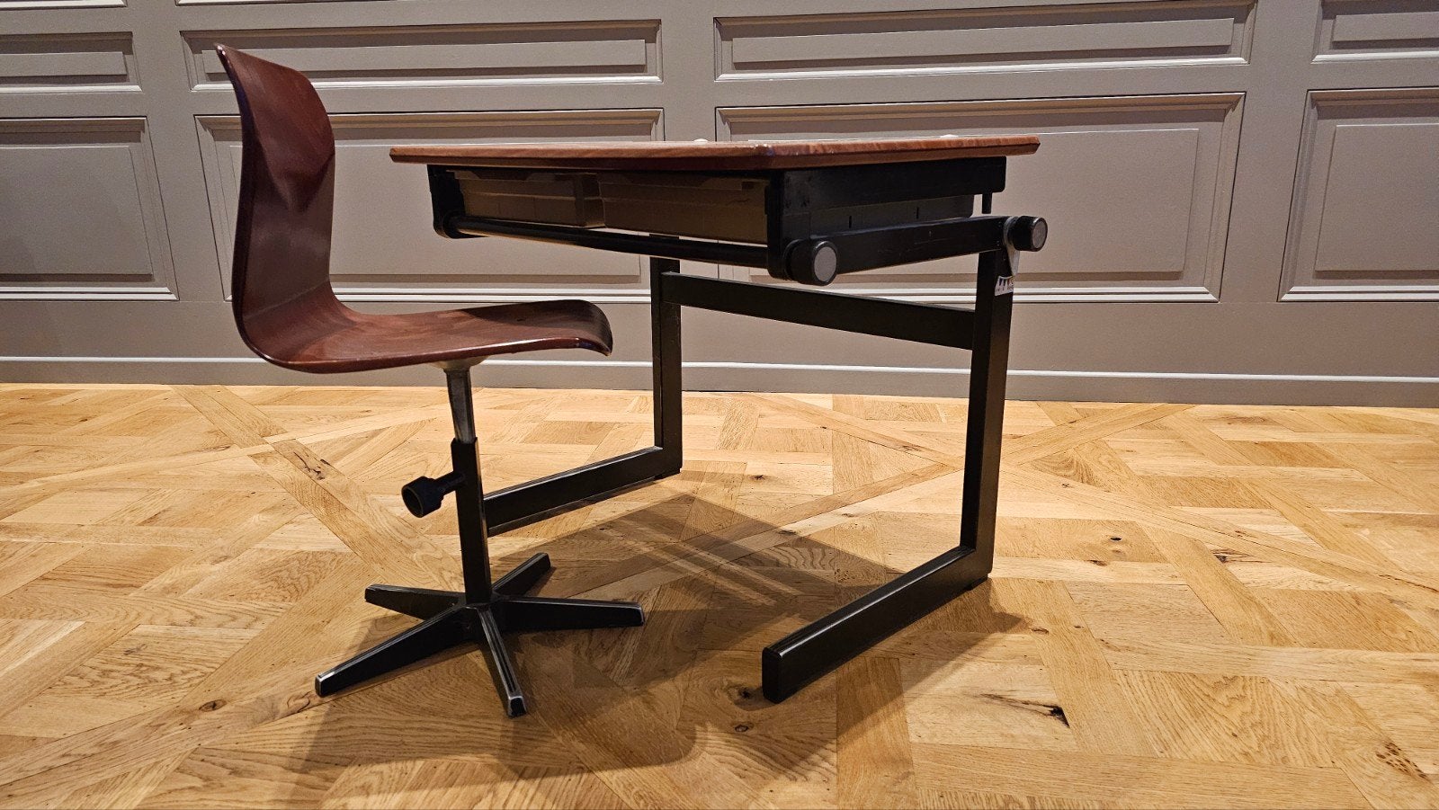 Vintage schoolbureau met stoel, Ophalen, Gebruikt, Metaal, 50 cm