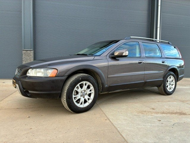 Volvo XC70 2.4 D5 AWD Geartronic 2007 Bruin, Auto's, Automaat, Verwarmde buitenspiegels, 1694 kg, 1800 kg