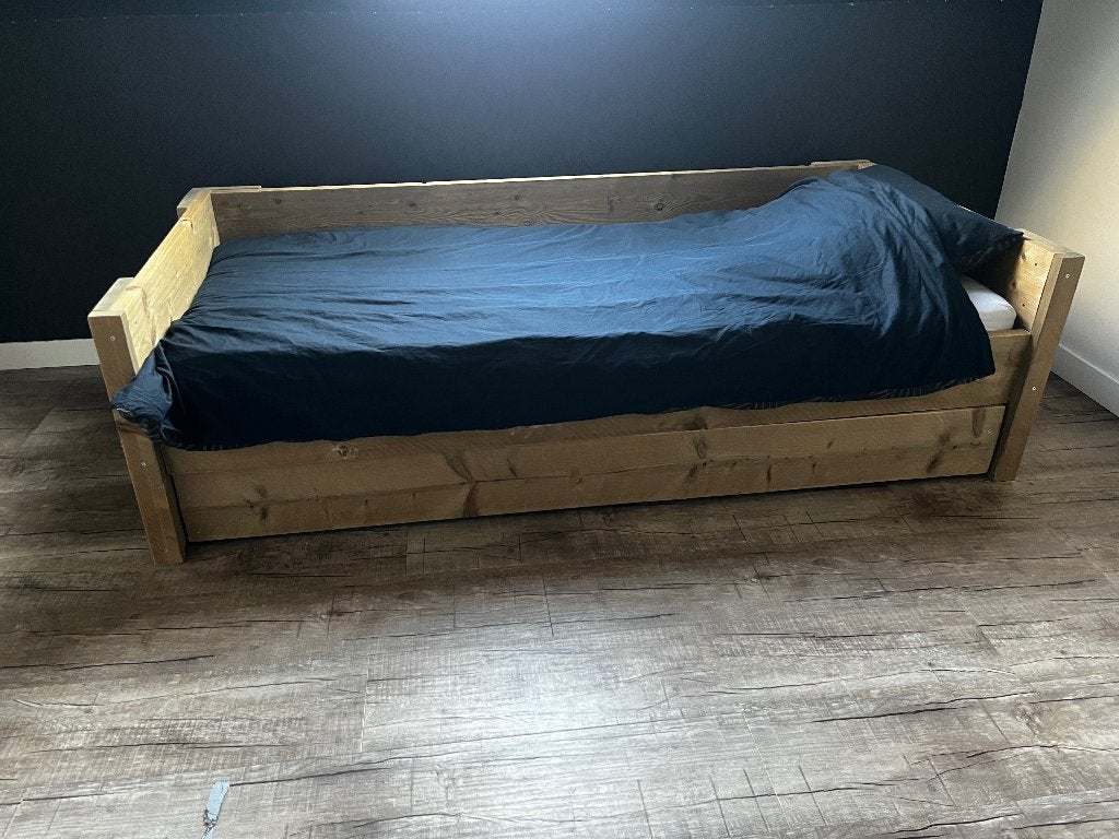 Kinderkamer bed nachtkastje bureau