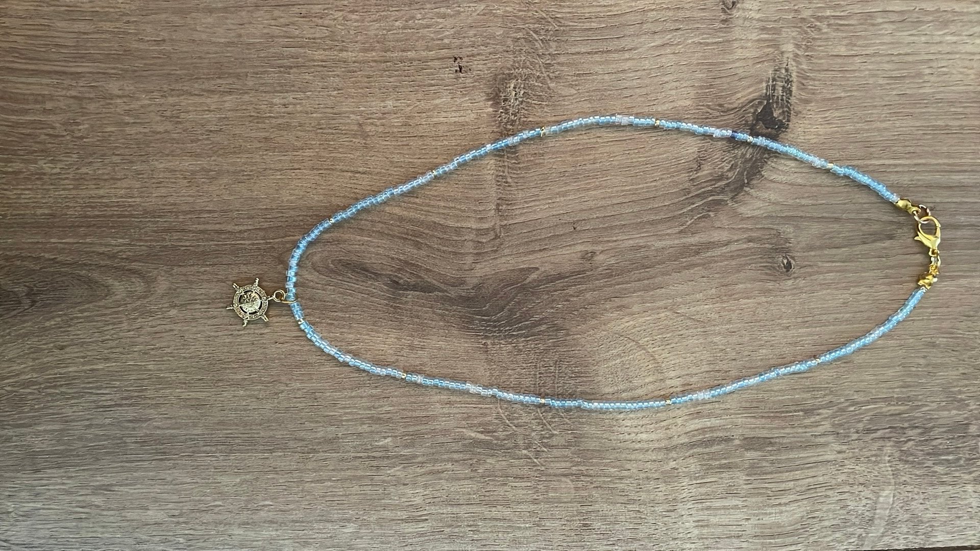 Blauw goude ketting met bedeltje, Sieraden, Tassen en Uiterlijk, Blauw, Nieuw, Ophalen of Verzenden, Overige materialen