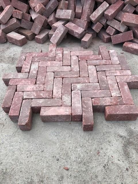 ZGAN hard gebakken dikformaat klinkers rood/paars op pallet, Keramiek, Klinkers, DeStenenMan, Zo goed als nieuw
