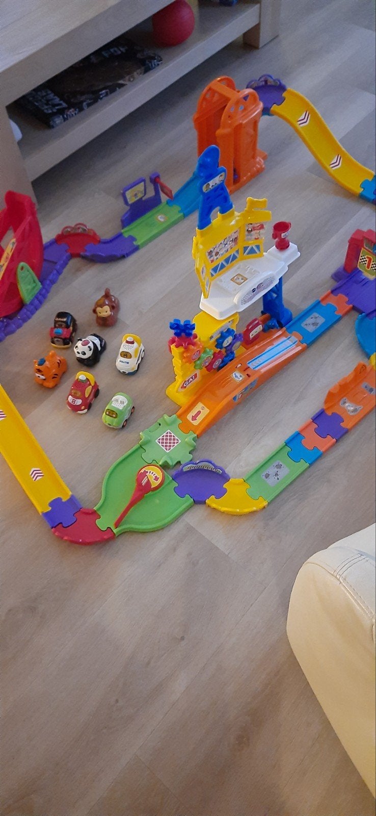 Complete vtech autobaan met 4 autootjes + extra baanstukken., Ophalen of Verzenden, Zo goed als nieuw
