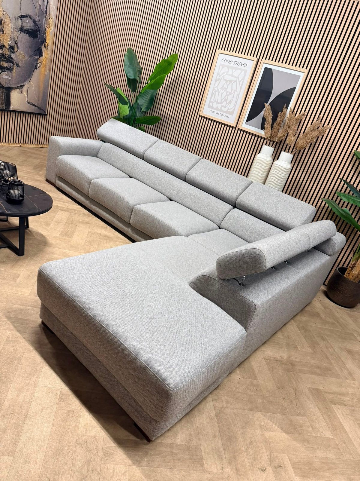 ZGAN | Goossens Hoekbank Nora - Grijs - 330 x 235, Huis en Inrichting, -, -, Goossens hoekbank groot modern tijdloos grijs hoofdsteunen