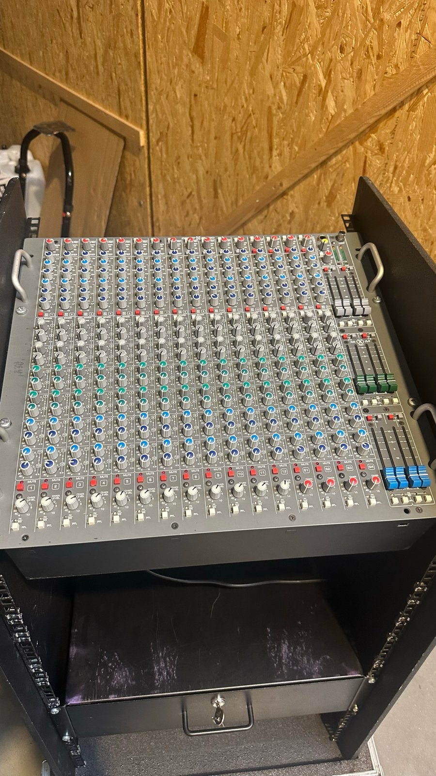 Crest Audio X20RM Rack monitor mengpaneel met 20 kanalen, Muziek en Instrumenten, Mengpanelen, Ophalen, Gebruikt, 20 kanalen of meer