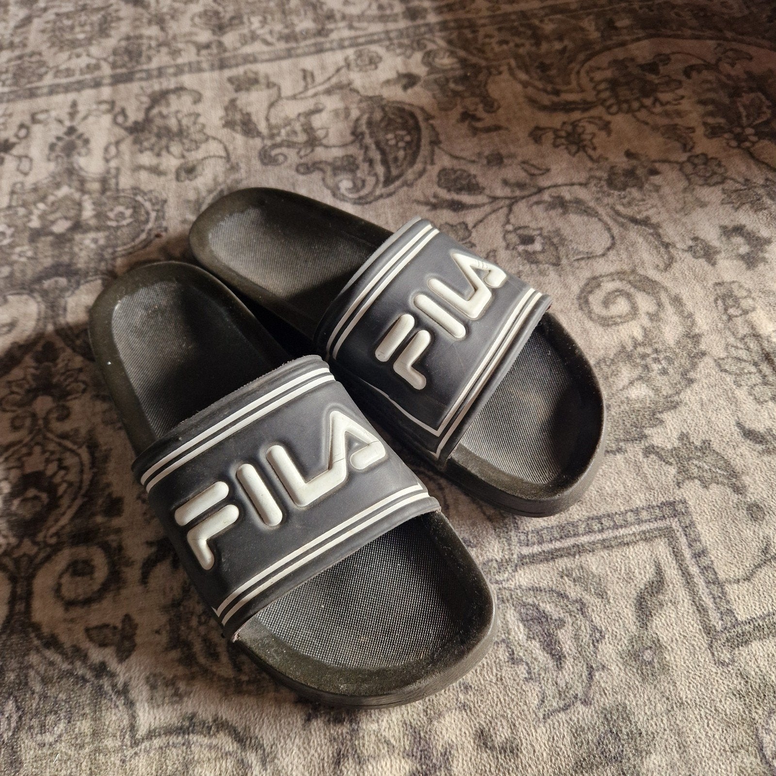 TE KOOP MOOIE BADSLIPPERS FILA MAAT 40, Ophalen of Verzenden, Overige maten, Zwart
