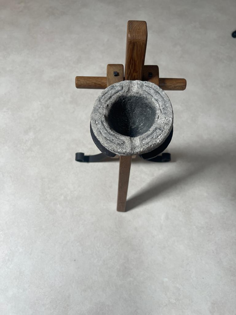 Antieke asbak met houten standaard, Ophalen of Verzenden
