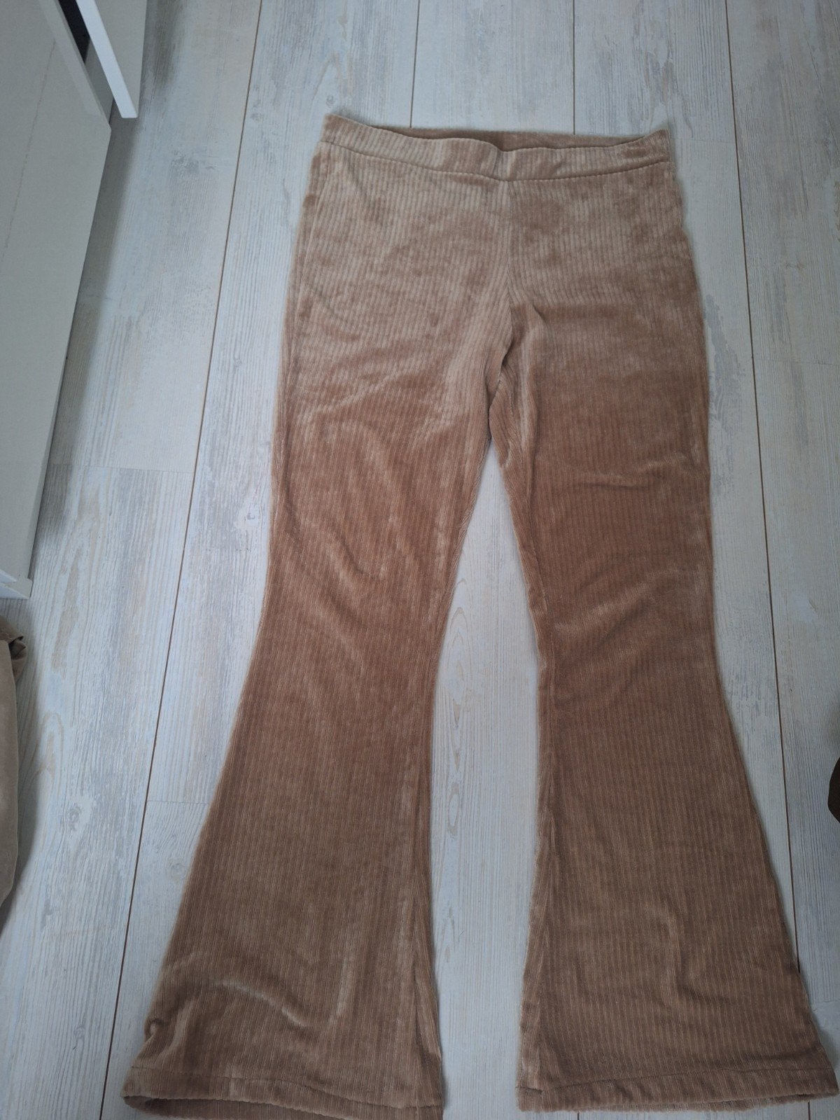 CS Essentials flared rib broek maat L, Kleding | Dames, Broeken en Pantalons, Ophalen of Verzenden
