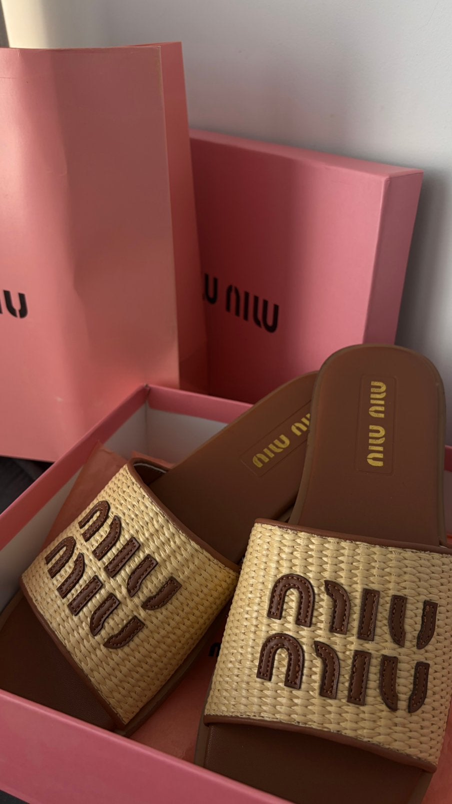 Maat 40 - Miu Miu slippers, Slippers, Beige, Ophalen of Verzenden, Zo goed als nieuw