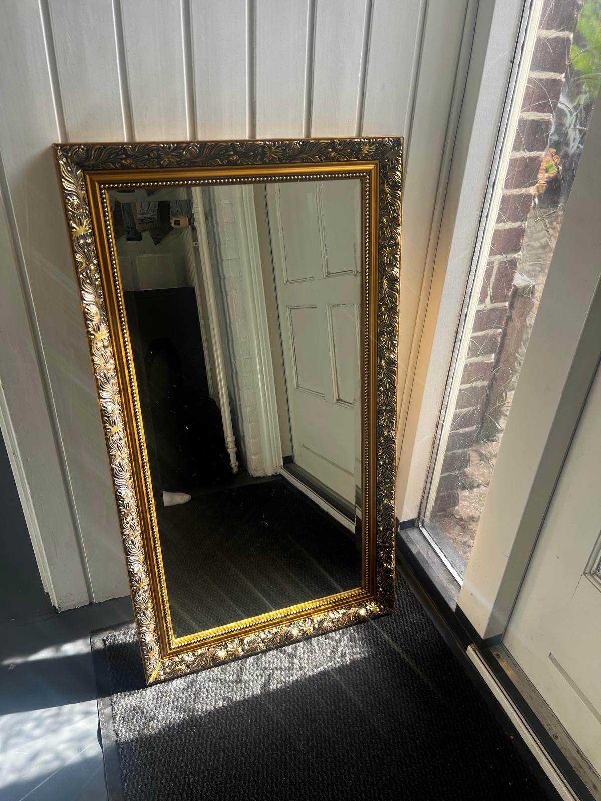 Grote spiegel met sierlijke gouden lijst, Huis en Inrichting, Woonaccessoires | Spiegels, Ophalen, Gebruikt, 100 tot 150 cm, Rechthoekig