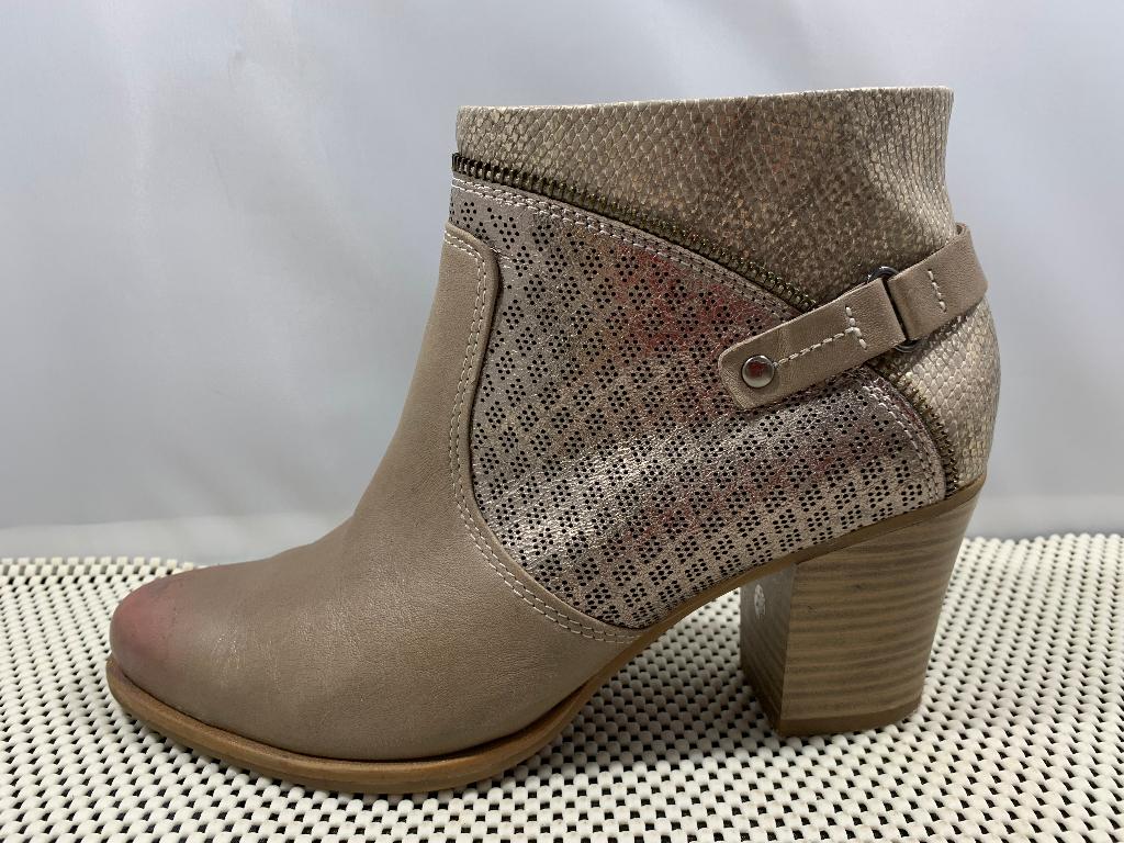 Bonita, maat 39. Beige laarsjes met aparte printjes., Verzenden, Beige, Lage of Enkellaarzen, Bonita