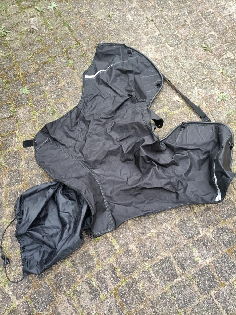Scooterkleed ; scooterschort ; beenkleed, Ophalen