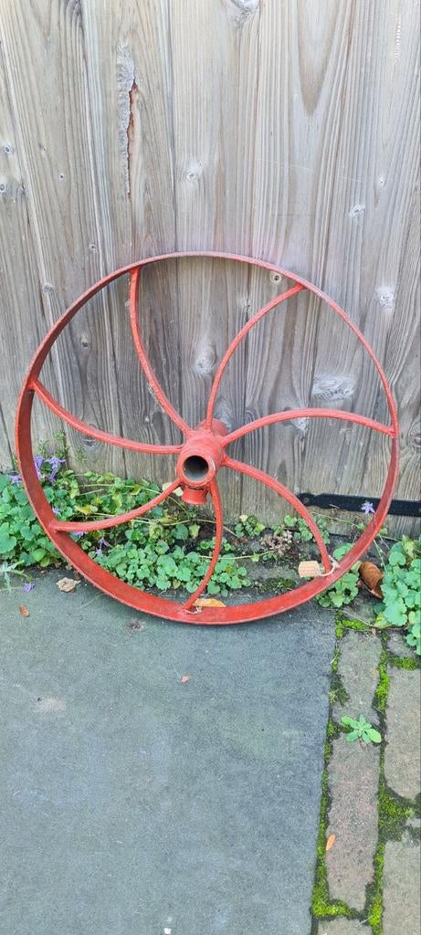 Zware oude brocante karrenwiel metaal rood, Ophalen