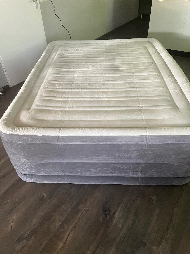 T.k.a Intex Comfort Plush Queen  High 2 persoons luchtbed, Ophalen, Ingebouwde pomp, Zo goed als nieuw, 2-persoons