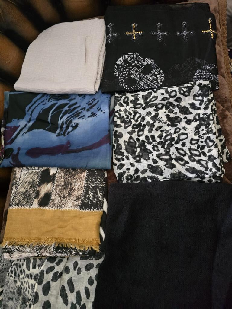 Diverse kleuren en printen sjaaltjes / sjaals., Ophalen of Verzenden, Zo goed als nieuw, Maat 46/48 (XL) of groter