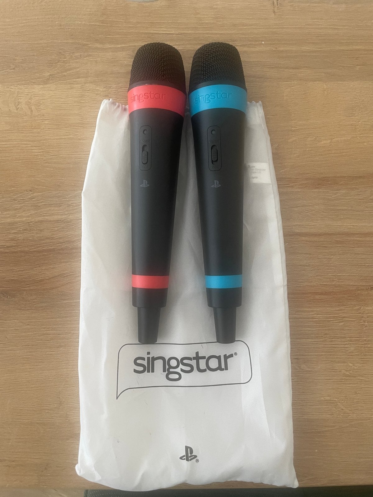 Singstar microfoons (2 stuks) - Rood en Blauw, Ophalen of Verzenden, Gebruikt, Zangmicrofoon, Draadloos