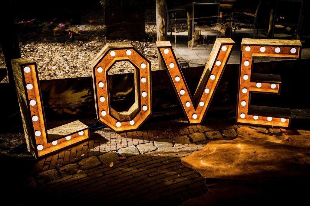 Houten XL love licht letters - TE KOOP (huren kan ook nog), Ophalen, Zo goed als nieuw, Geboorte of Huwelijk