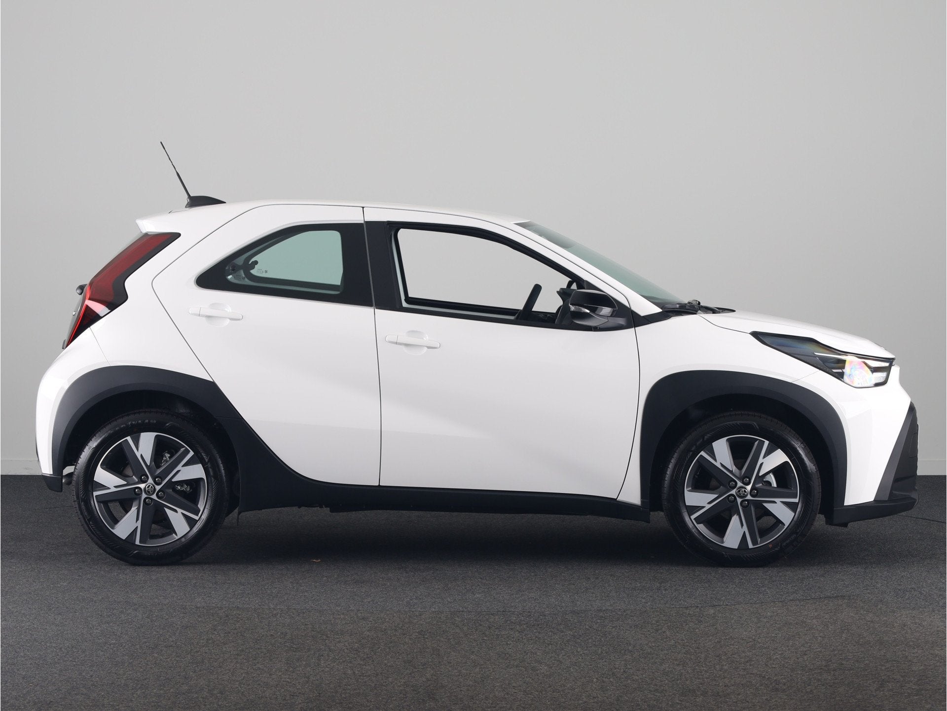 Toyota Aygo X Hybrid 115 play | Apple CarPlay / Android Auto, Auto's, Stof, Zwart, 4 stoelen, 116 pk