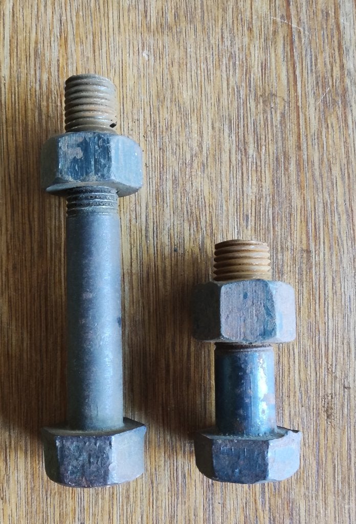 2 grote bouten met moeren ijzer, Doe-het-zelf en Verbouw, Ophalen of Verzenden, Gebruikt, Bouten of Moeren