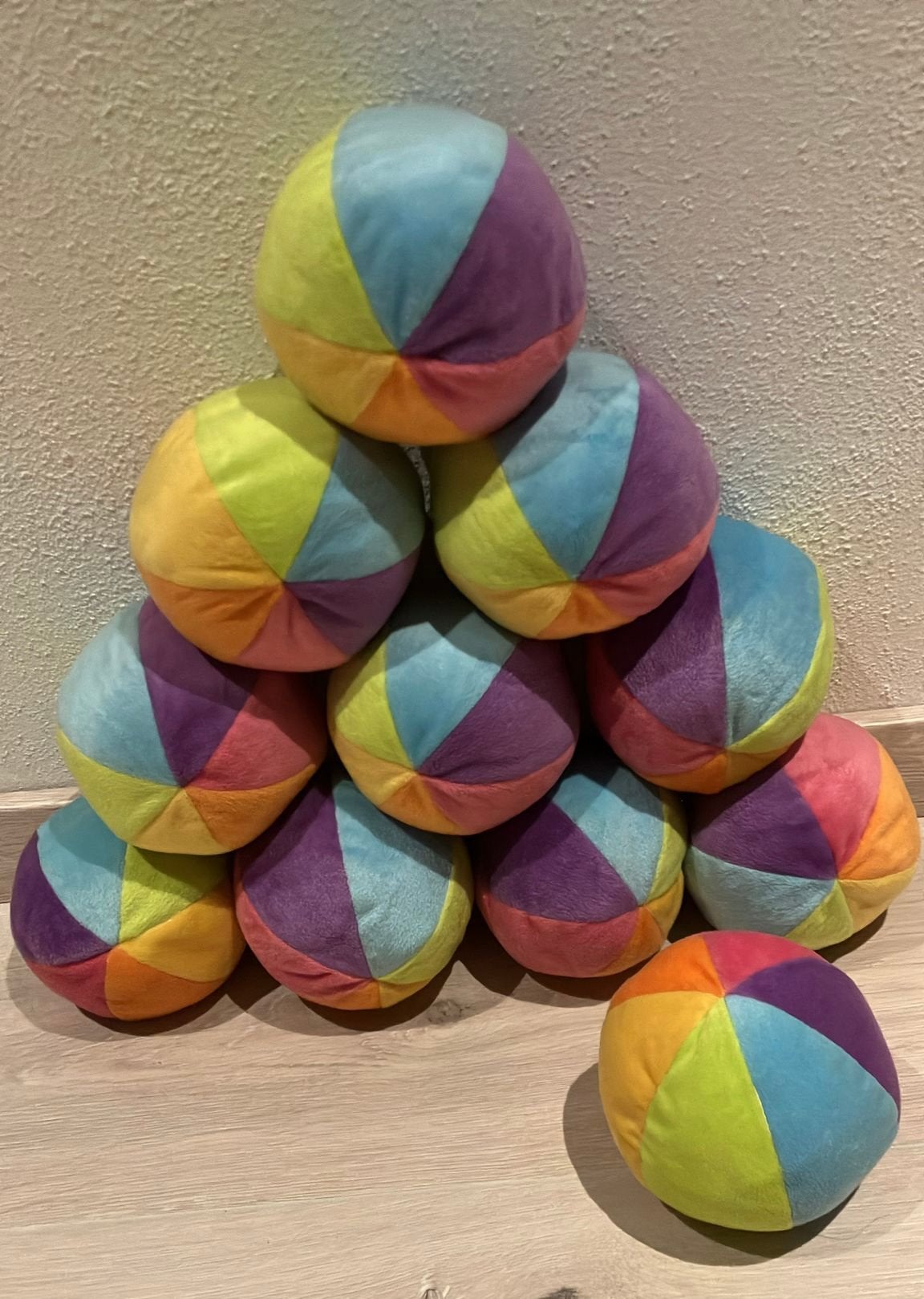 1x baby knuffel bal 11 cm ikea gekleurd / 10 voor 5 euro, IKEA, Overige typen, Ophalen of Verzenden, Zo goed als nieuw