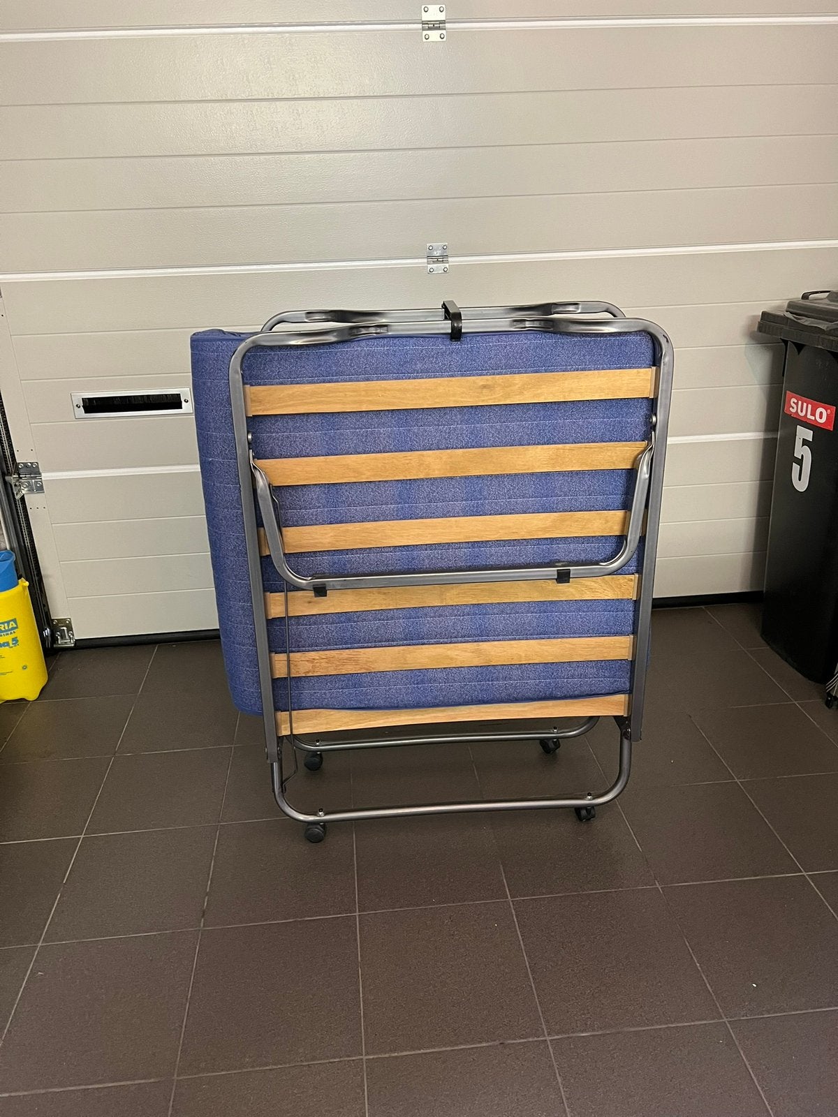Inklapbaar logeerbed inclusief matras., Huis en Inrichting, Slaapkamer | Bedden, Ophalen, Eenpersoons, 190 cm of minder, Zo goed als nieuw
