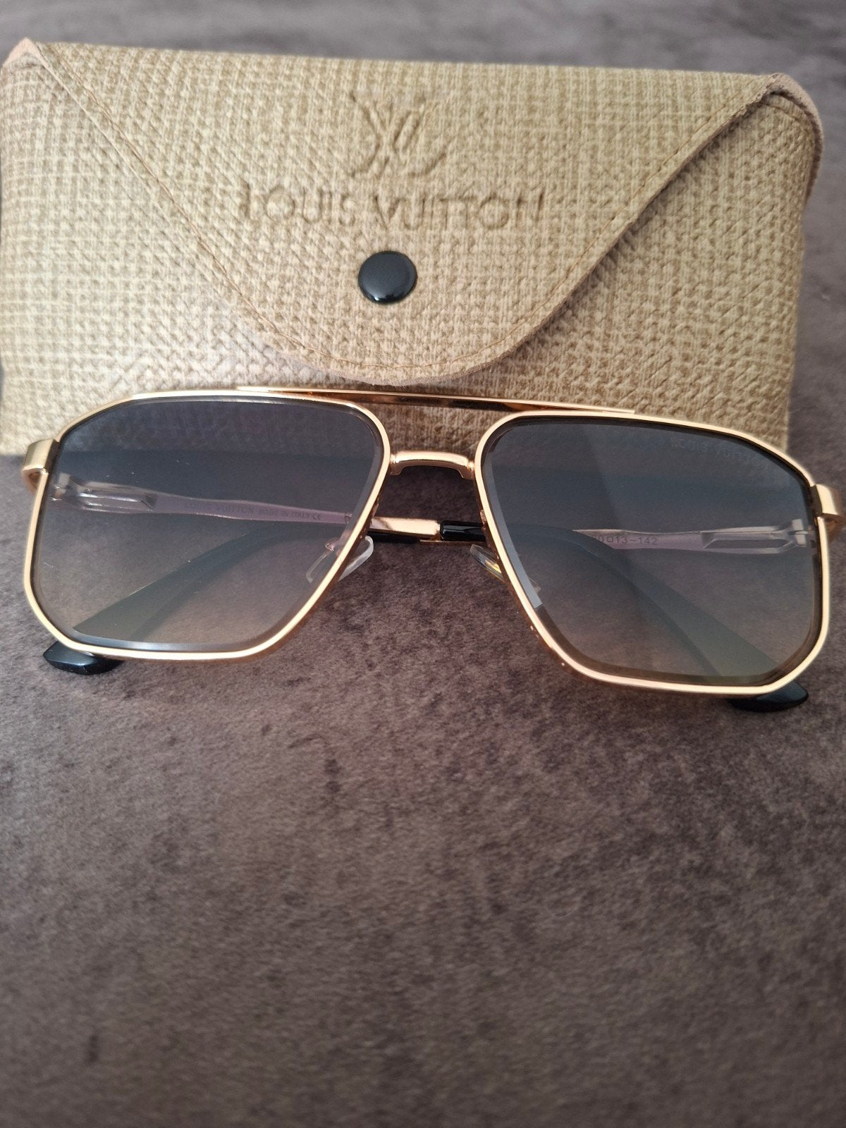 Louis Vuitton Zonnebril - Goudkleurig, Zo goed als nieuw, Overige merken, Zonnebril, Bruin, Ophalen of Verzenden