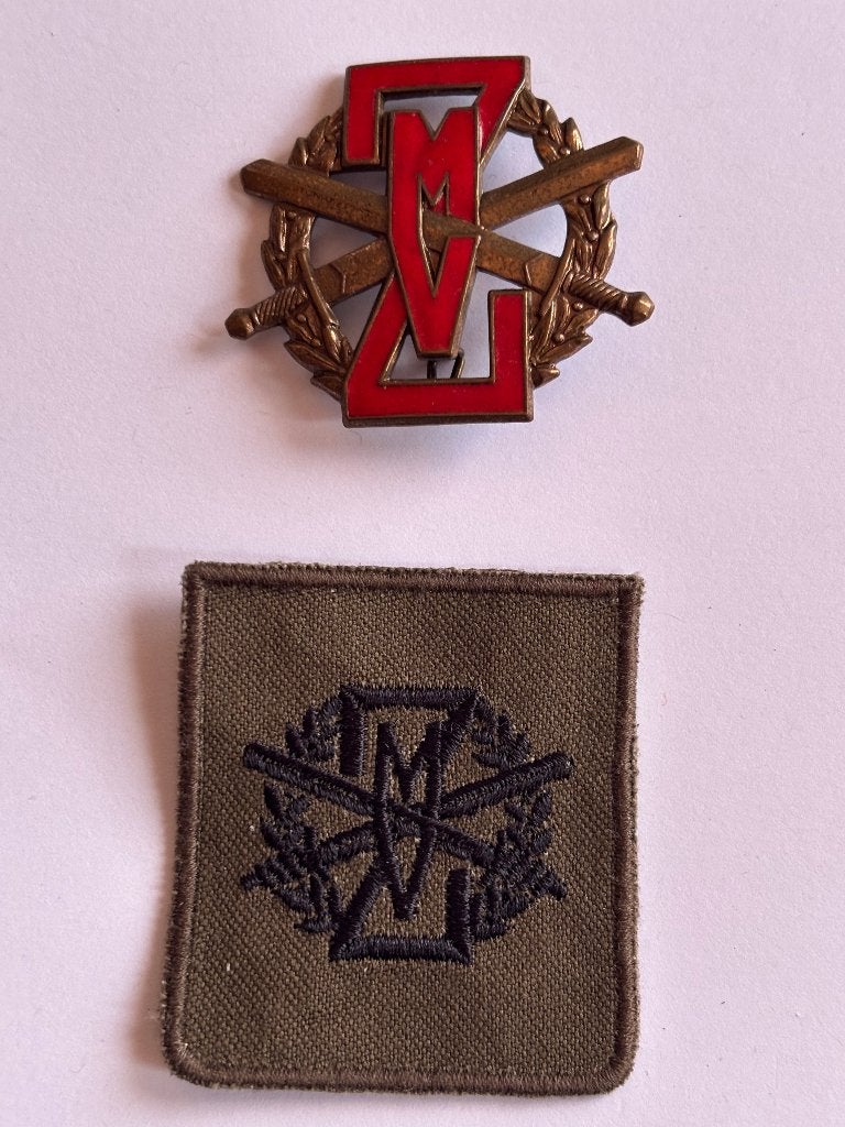 ZMV Speld NO: 1 rood met batch 100% perfect, Verzamelen, Verzenden, Landmacht, Nederland, Kleding of Schoenen
