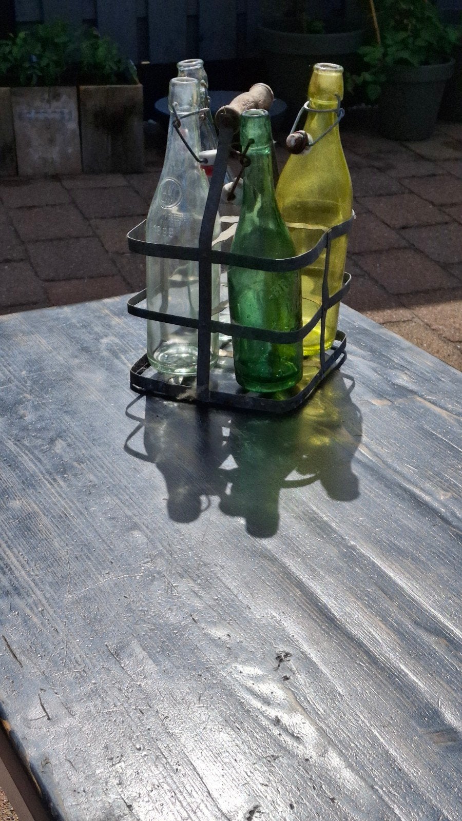 Antieke flessen in metalen rek - Brocante, Ophalen of Verzenden