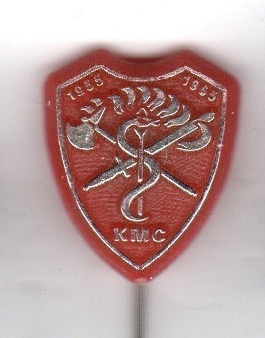 Speldje KMC KORPS MOBIELE COLONNES LEGER 1955 ROOD (A8), Ophalen of Verzenden, Gebruikt, Overige onderwerpen