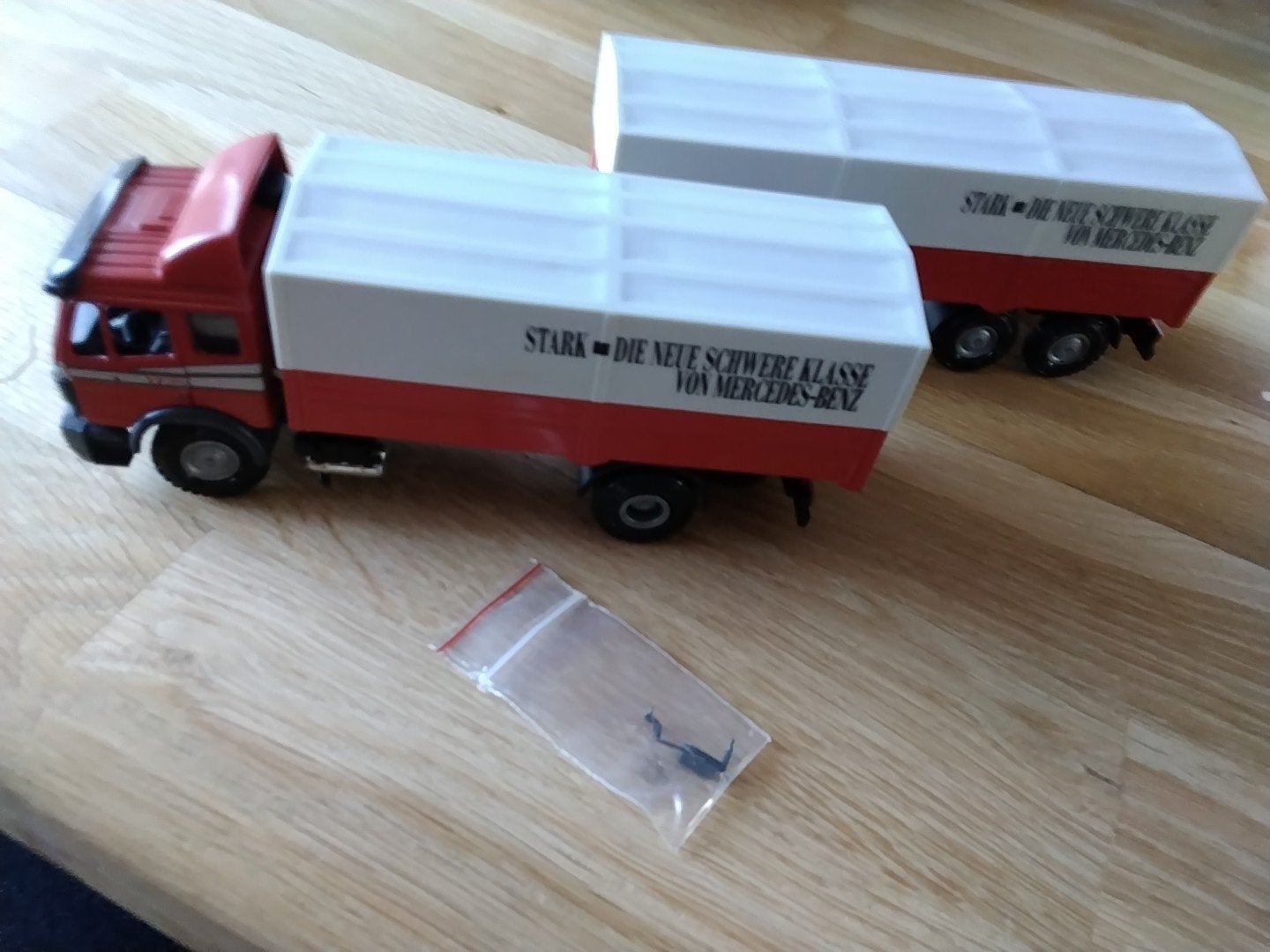 Mercedes-Benz Truck of the Year '90 model met aanhanger, Overige merken, 1:32 tot 1:50, Ophalen of Verzenden, Zo goed als nieuw