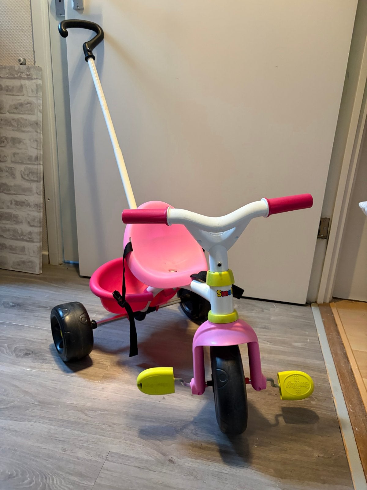 Smoby 3-wieler met duwstang en trappers - Zo goed als nieuw, Ophalen of Verzenden, Zo goed als nieuw, Duwstang