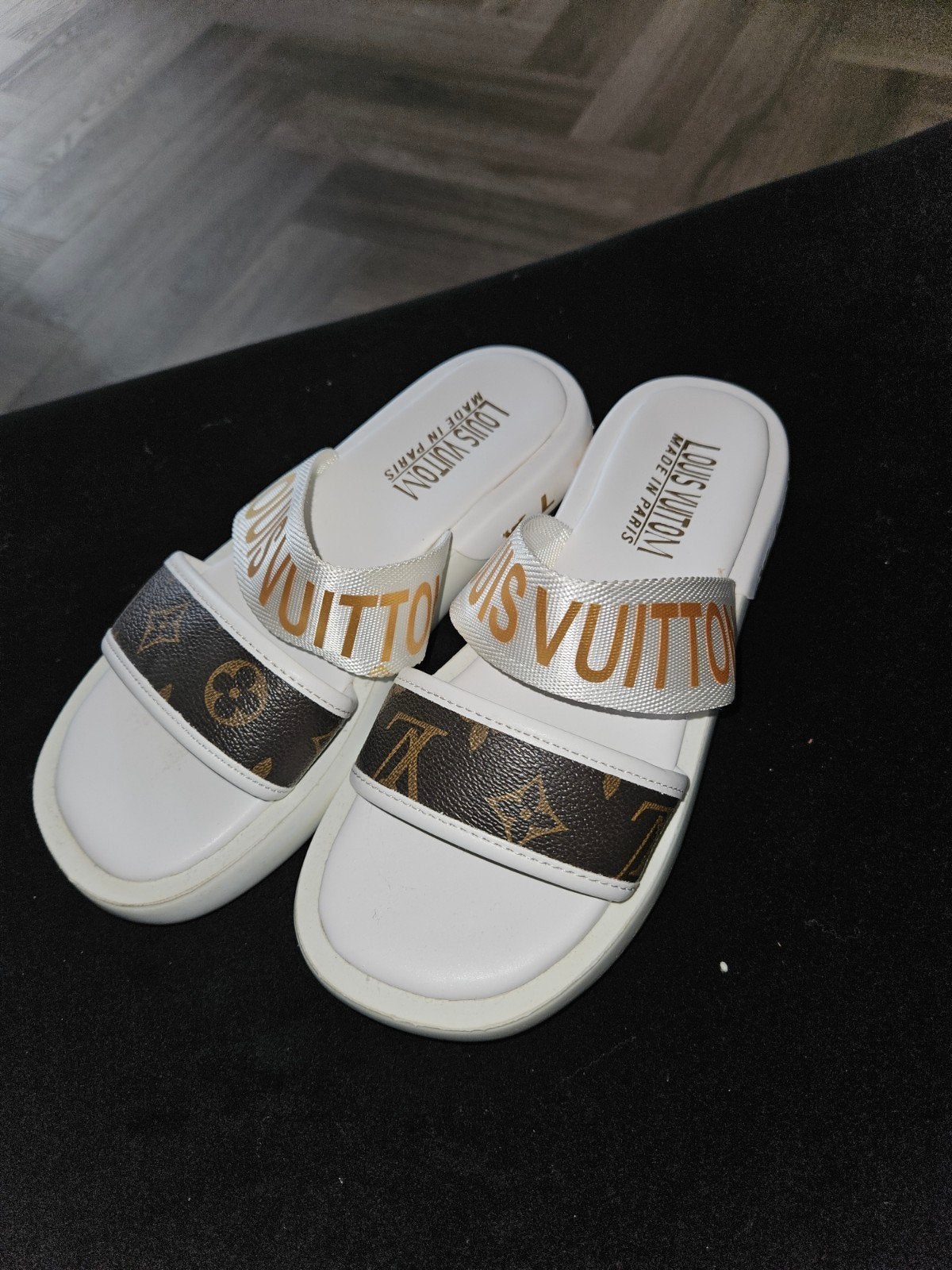 LV Slippers Maat 38 - Comfortabel, Slippers, Wit, Louis Vuitton, Ophalen of Verzenden