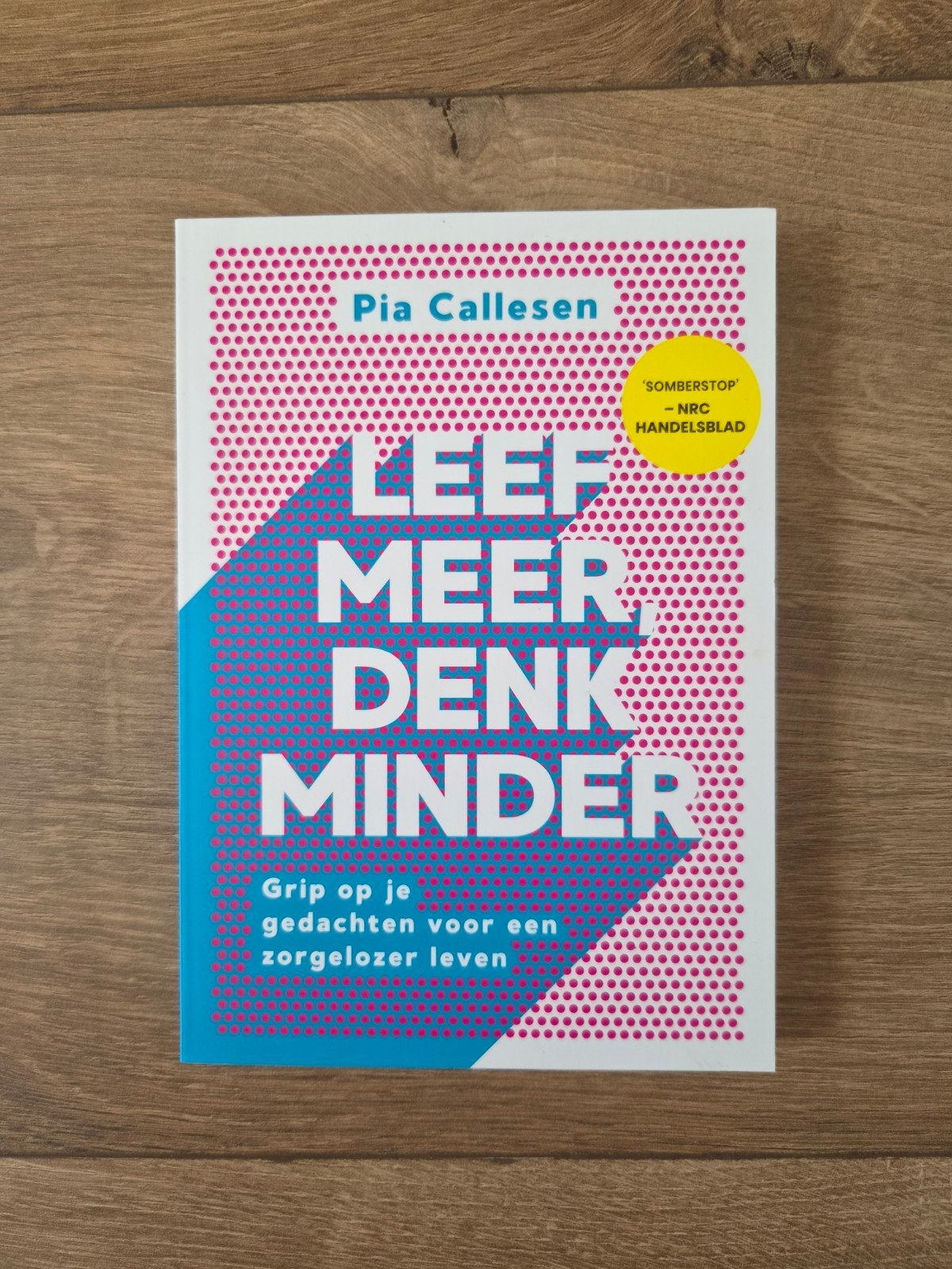 Leef Meer, Denk Minder - Pia Callesen (Zo goed als nieuw), Boeken, Ophalen of Verzenden, Nieuw, Klinische psychologie, Pia Callesen
