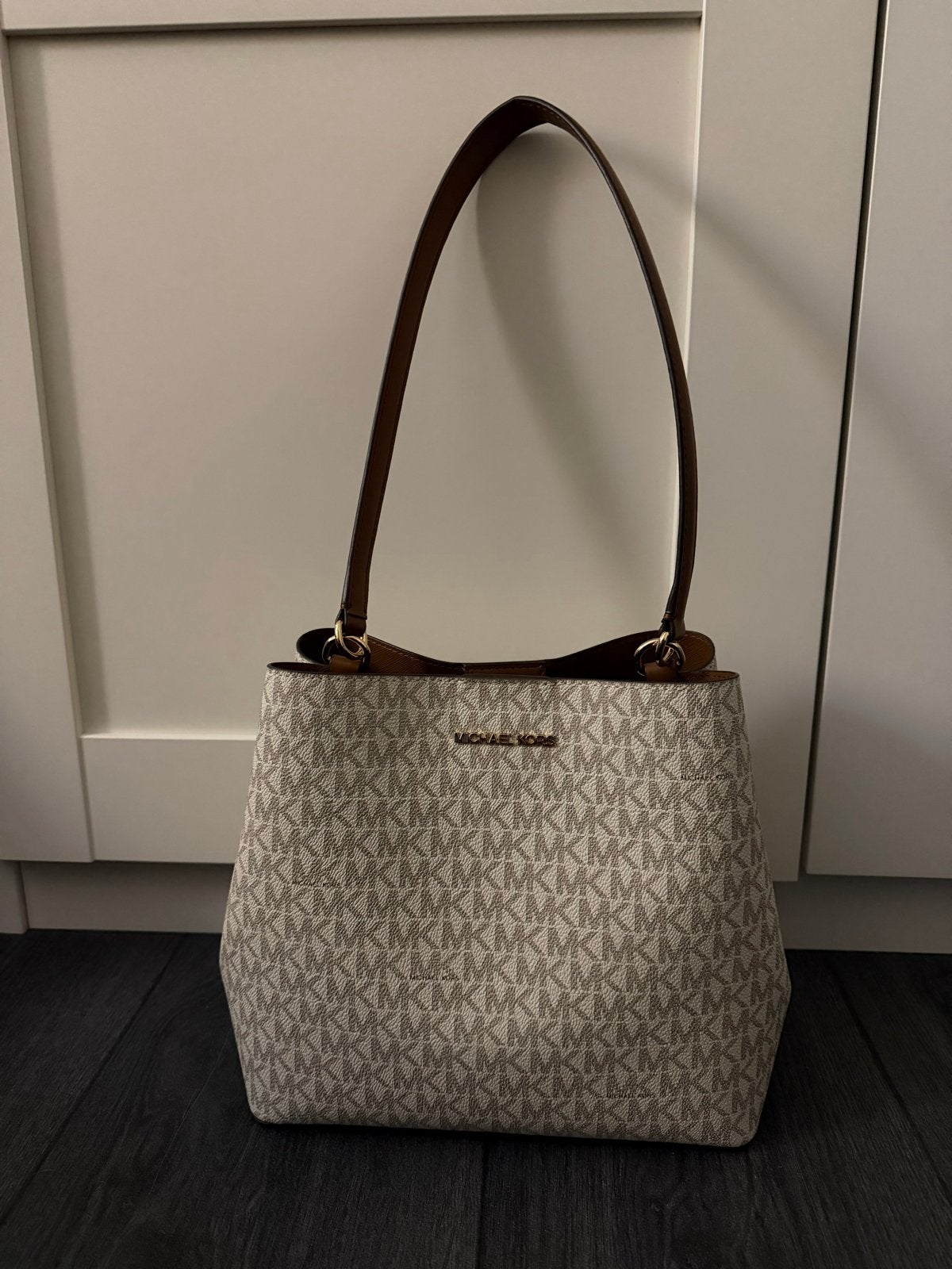 Michael Kors Pratt schoudertas - Zo goed als nieuw, Sieraden, Tassen en Uiterlijk, Ophalen of Verzenden, Zo goed als nieuw, Beige
