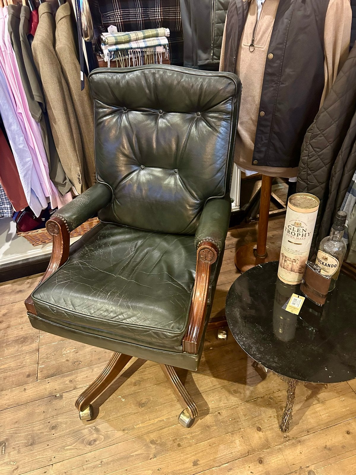 Luxe Groene Engelse Bureaustoel met Houten Details