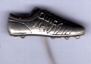 Quick voetbalschoenen zilverkleurig/blik speldje ( Y_147), Ophalen of Verzenden, Zo goed als nieuw, Sport, Speldje of Pin