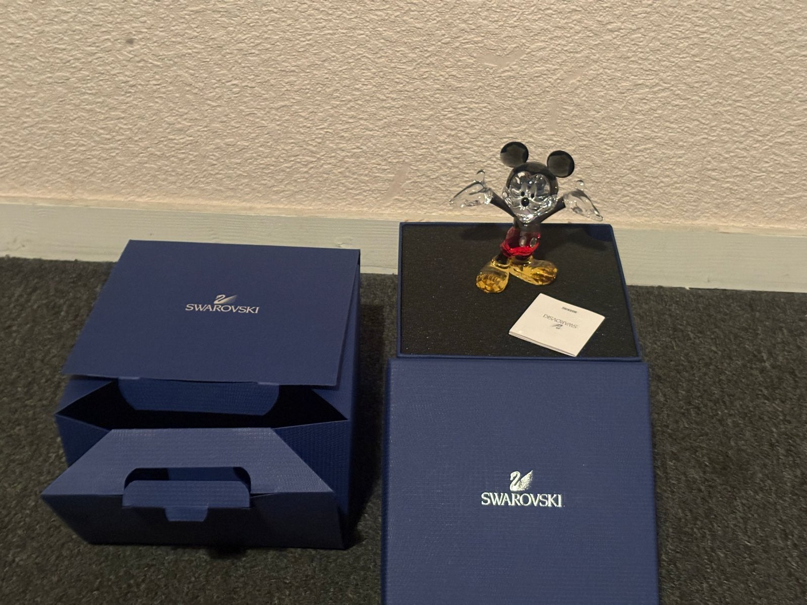 Swarovski Mickey Mouse Gekleurd Figuurtje - Zo goed als nieu, Verzamelen, Swarovski, Ophalen, Zo goed als nieuw, Figuurtje