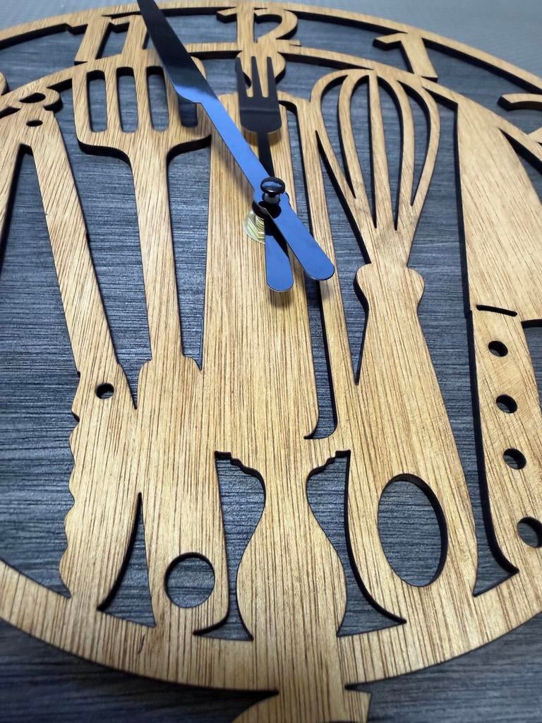 Keukenklok hout met mes&vork wijzers, Huis en Inrichting, Woonaccessoires | Klokken, Ophalen of Verzenden, Nieuw, Wandklok