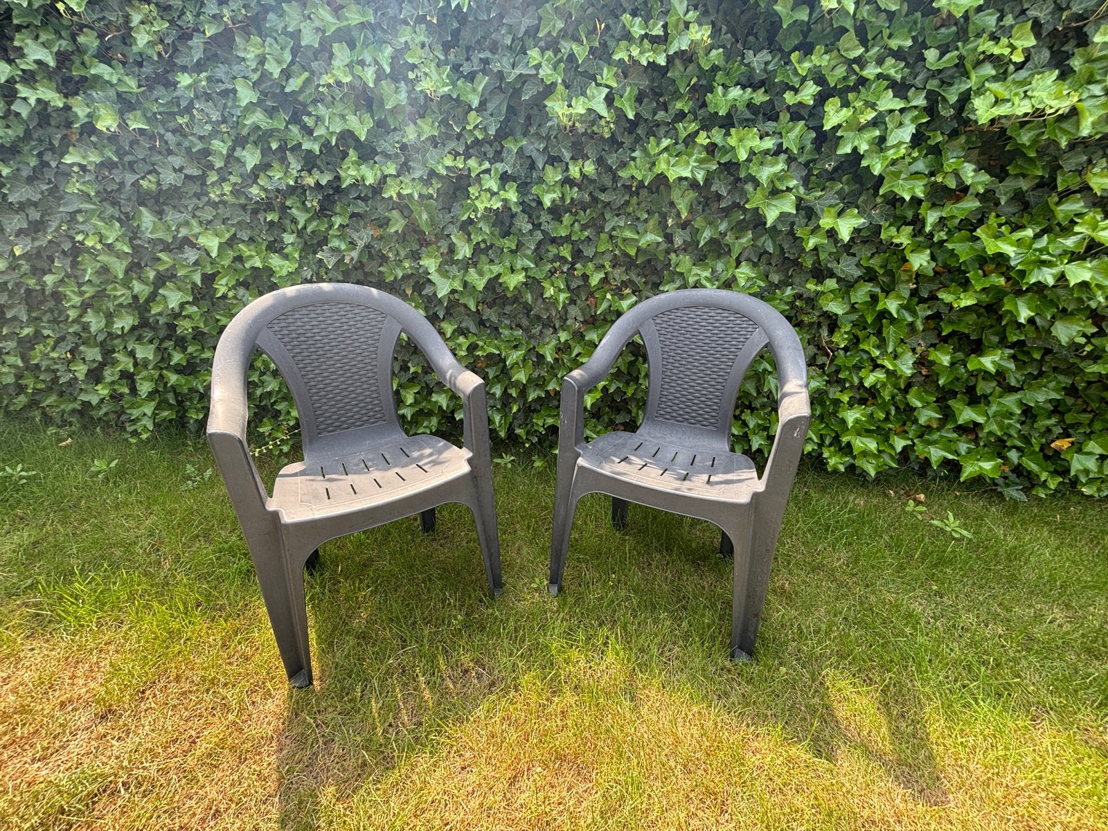 2x Donkergrijze Kunststof Tuinstoelen Allibert, Tuin en Terras, Tuinstoelen, Ophalen, Gebruikt, Kunststof