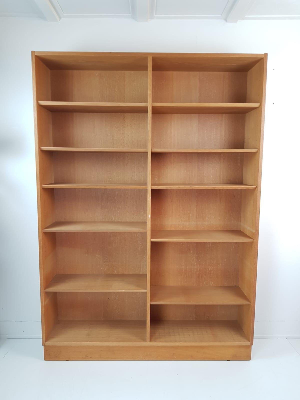 Vintage Deense grote boekenkast | open wandkast oak veneer, Antiek en Kunst, Ophalen of Verzenden