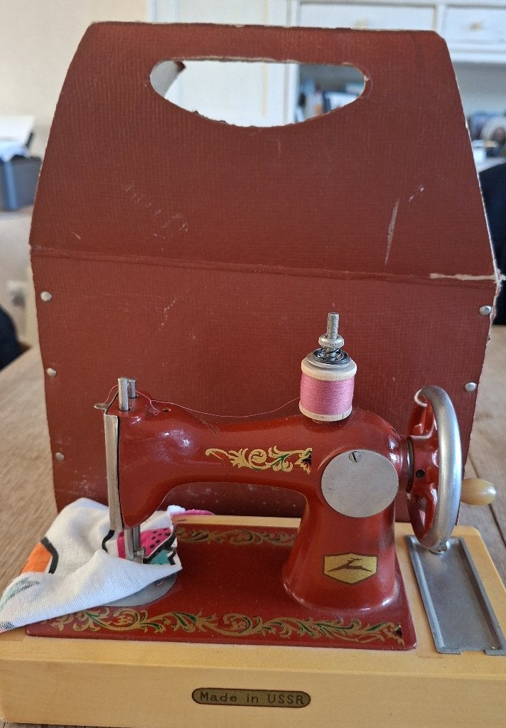 Rode vintage kindernaaimachine met originele transportkoffer, Antiek en Kunst, Ophalen of Verzenden