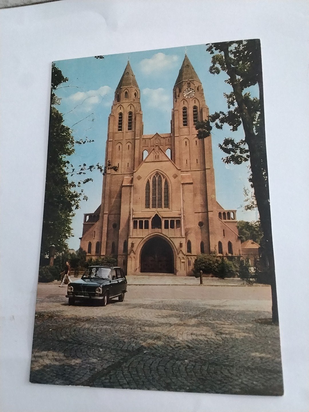 Oude ansichtkaart Laren (N.H.) St. Jans Basiliek met auto, Ophalen of Verzenden, 1960 tot 1980, Gelopen, Noord-Holland