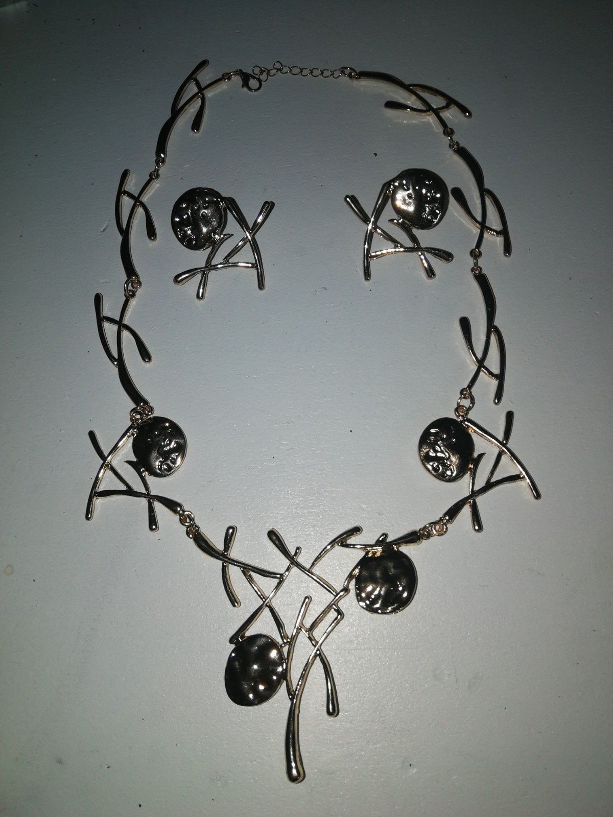 Goudkleurige ketting en oorbellen set met abstract design, Overige materialen, Ophalen of Verzenden, Goud, Verstelbaar