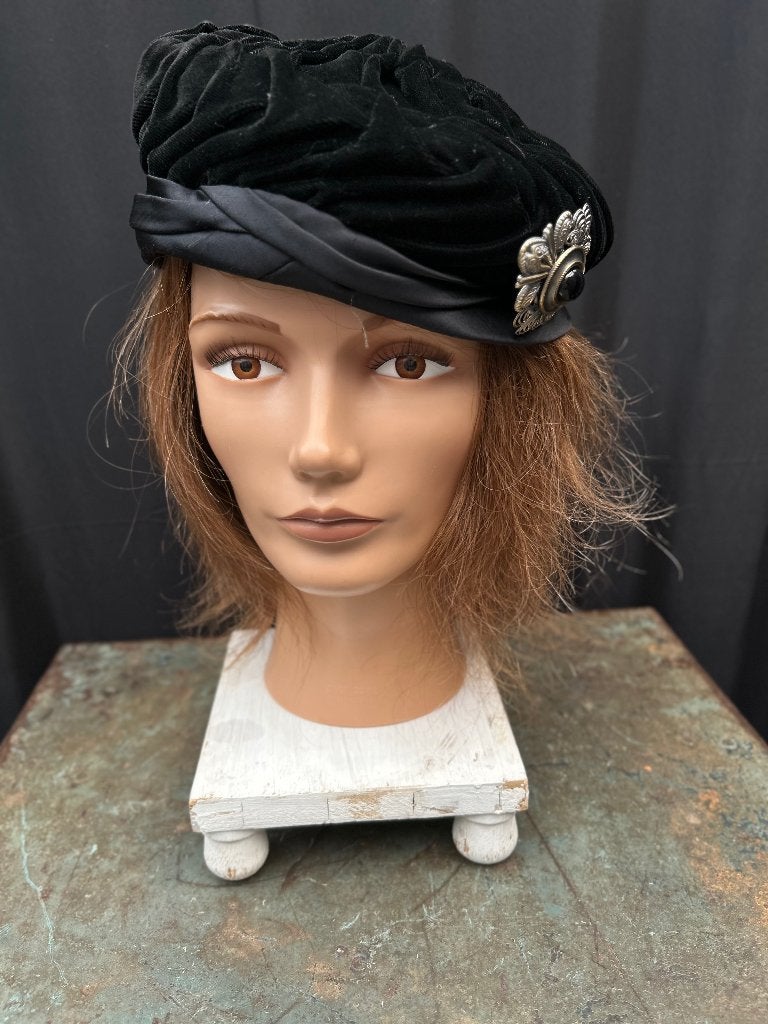 Vintage fluwelen hoed voor dames met mooie speld maat 58,5, Zo goed als nieuw, X, One size fits all, Ophalen of Verzenden