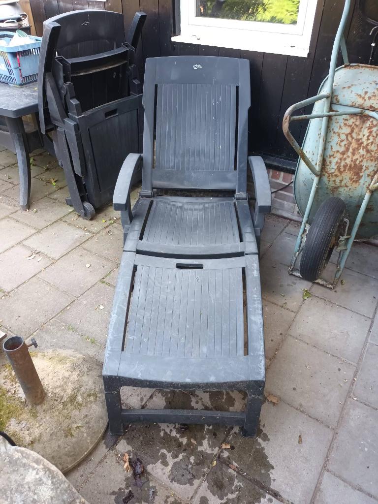 Twee groene ligstoelen, Ophalen, Gebruikt, Kunststof, Verrijdbaar