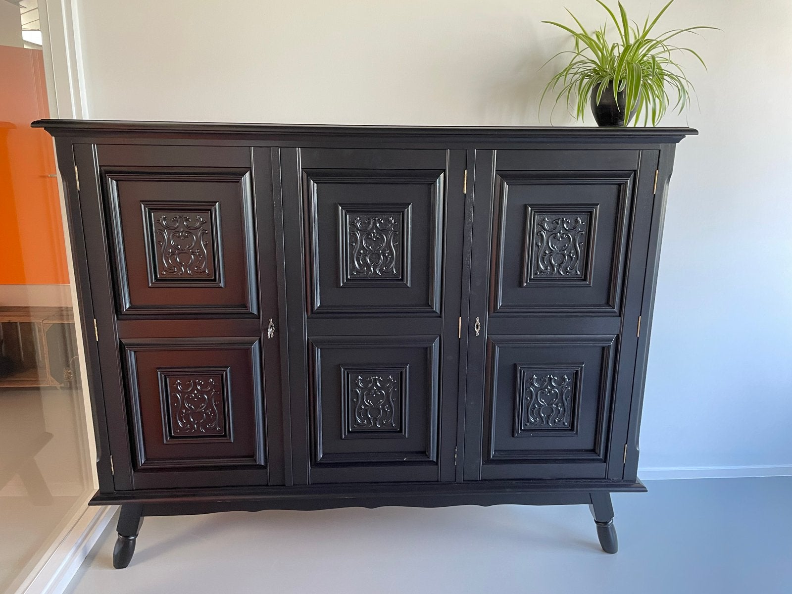 Zwart dressoir met sierlijke details, Antiek en Kunst, Ophalen