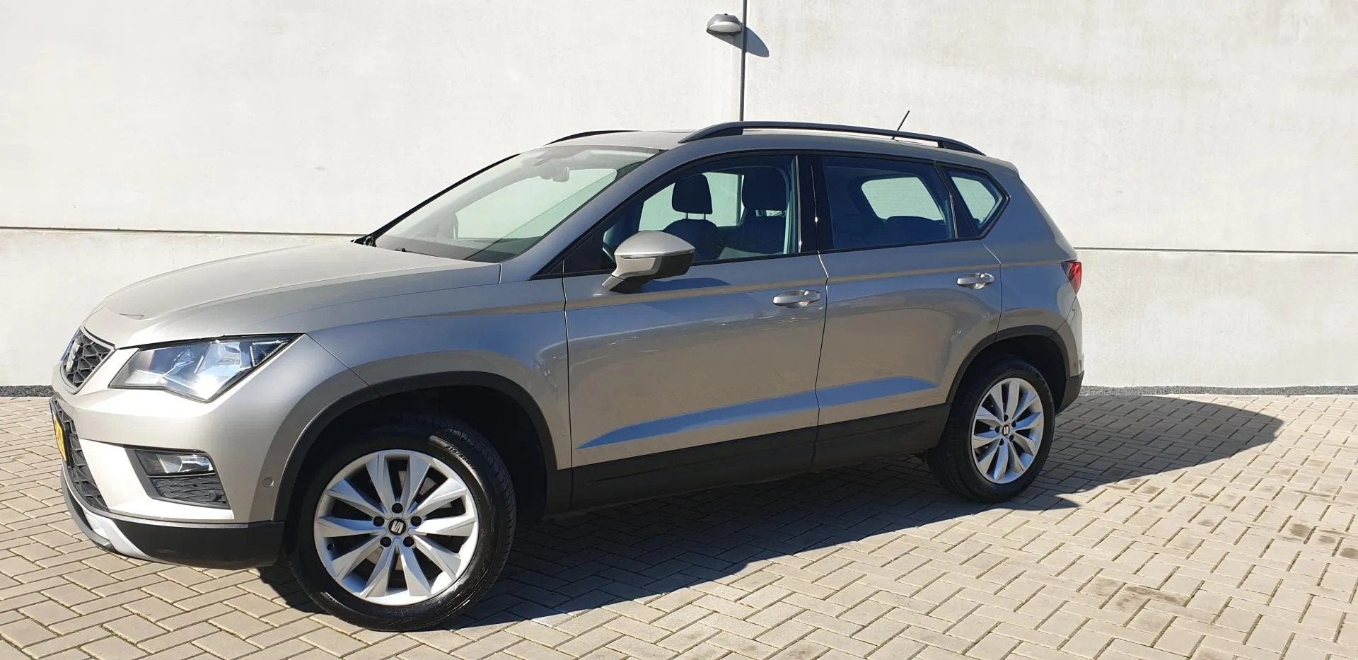 SEAT Ateca 1.0 EDITION CARPLAY NAVI PANO CAMERA, Auto's, Voorwielaandrijving, Stof, Gebruikt, Met garantie (alle)