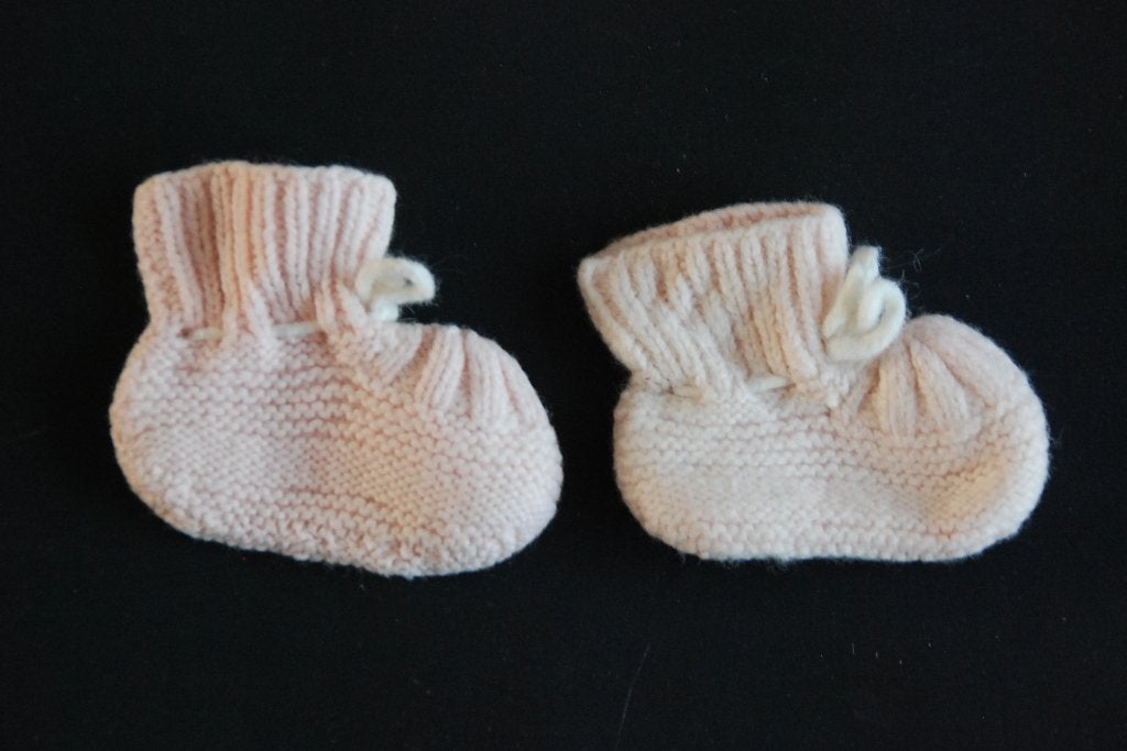 Brocante roze handgemaakte baby slofjes / sokjes jaren '60, Verzenden, Gebruikt, Meisje, Slofjes